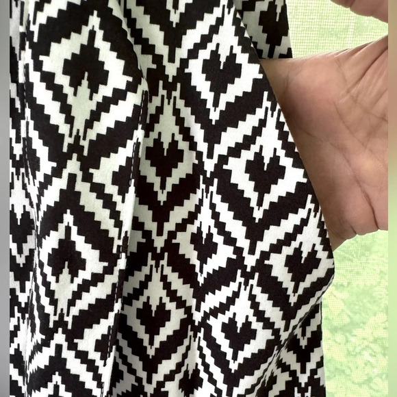NY & Company L Geometric designed B&W Skort w/belt and side pockets. Flared legs - Picture 6 of 10